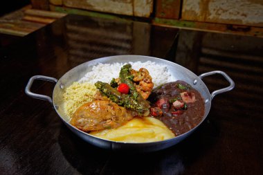 Fasulye, pilav, patates püresi, kızarmış et ve kuşkonmaz. 