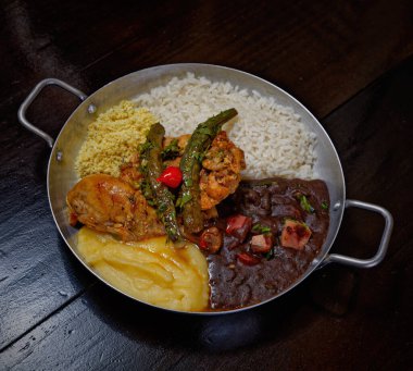 Fasulye, pilav, patates püresi, kızarmış et ve kuşkonmaz. 