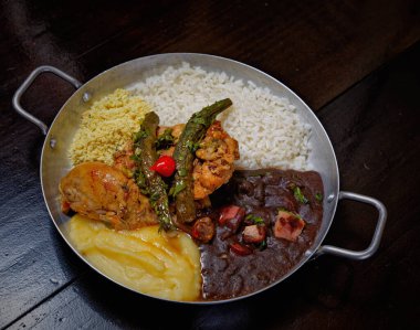 Fasulye, pilav, patates püresi, kızarmış et ve kuşkonmaz. 