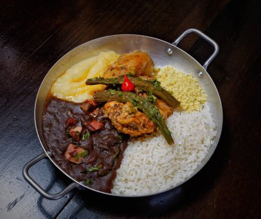 Fasulye, pilav, patates püresi, kızarmış et ve kuşkonmaz. 