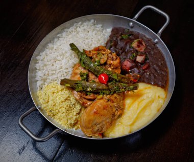 Fasulye, pilav, patates püresi, kızarmış et ve kuşkonmaz. 