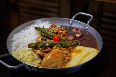 Fasulye, pilav, patates püresi, kızarmış et ve kuşkonmaz. 