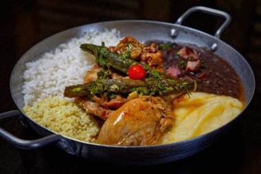 Fasulye, pilav, patates püresi, kızarmış et ve kuşkonmaz. 