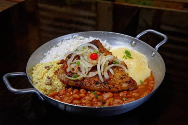 fasulye, pilav, patates püresi, kızarmış et ve soğan dilimleri. 