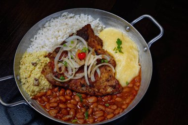 fasulye, pilav, patates püresi, kızarmış et ve soğan dilimleri. 