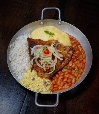 fasulye, pilav, patates püresi, kızarmış et ve soğan dilimleri. 