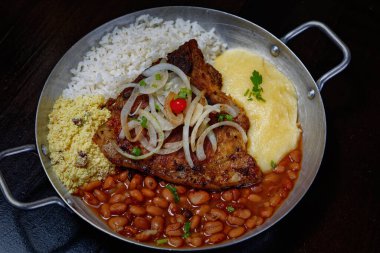 fasulye, pilav, patates püresi, kızarmış et ve soğan dilimleri. 