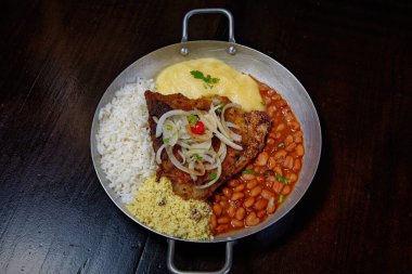 fasulye, pilav, patates püresi, kızarmış et ve soğan dilimleri. 