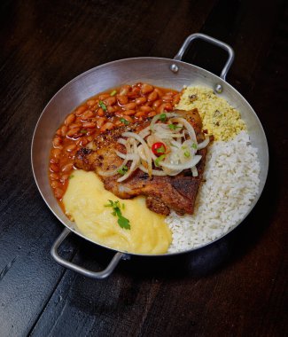 fasulye, pilav, patates püresi, kızarmış et ve soğan dilimleri. 