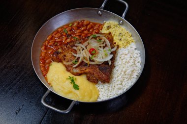 fasulye, pilav, patates püresi, kızarmış et ve soğan dilimleri. 