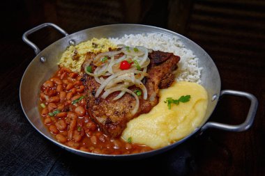 fasulye, pilav, patates püresi, kızarmış et ve soğan dilimleri. 