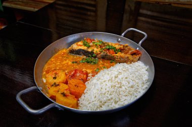 Brezilya usulü kızarmış balık, pirinç ve püre.