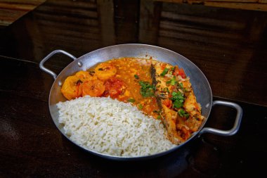 Brezilya usulü kızarmış balık, pirinç ve püre.