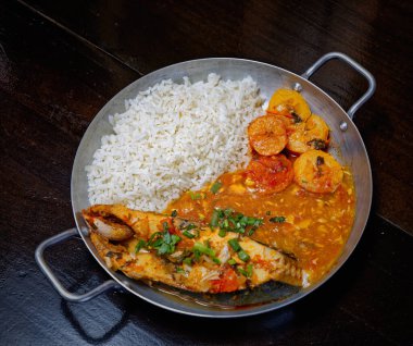 Brezilya usulü kızarmış balık, pirinç ve püre.