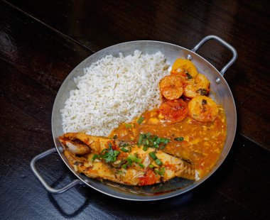 Brezilya usulü kızarmış balık, pirinç ve püre.