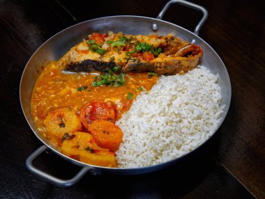 Brezilya usulü kızarmış balık, pirinç ve püre.