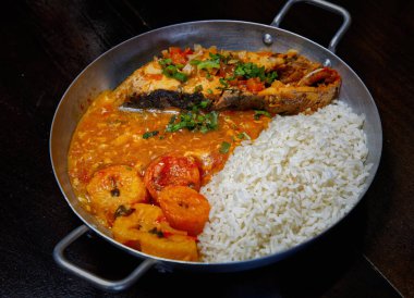 Brezilya usulü kızarmış balık, pirinç ve püre.