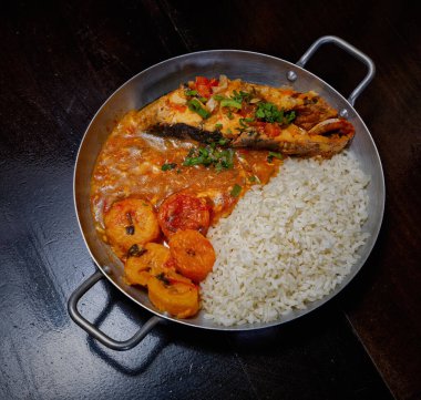 Brezilya usulü kızarmış balık, pirinç ve püre.