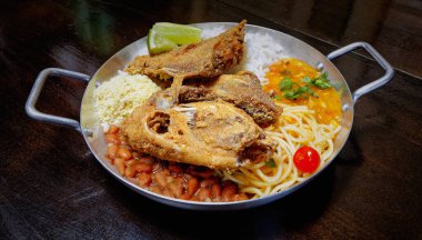 Brezilya usulü kızarmış balık, pirinç ve püre.