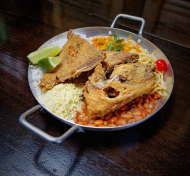 Brezilya usulü kızarmış balık, pirinç ve püre.