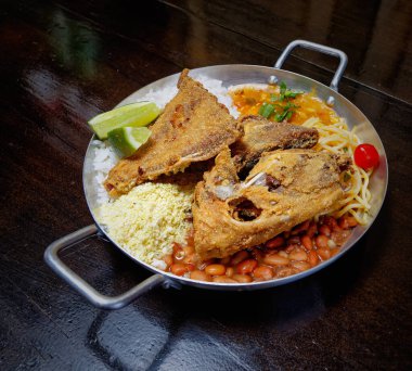 Brezilya usulü kızarmış balık, pirinç ve püre.