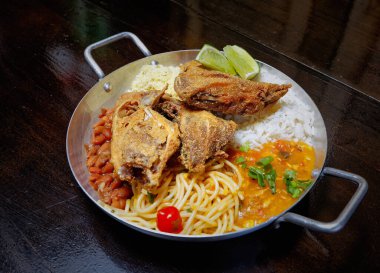 Brezilya usulü kızarmış balık, pirinç ve püre.