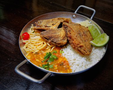 Brezilya usulü kızarmış balık, pirinç ve püre.