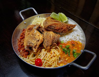 Brezilya usulü kızarmış balık, pirinç ve püre.