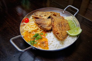 Brezilya usulü kızarmış balık, pirinç ve püre.