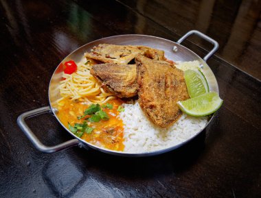 Brezilya usulü kızarmış balık, pirinç ve püre.