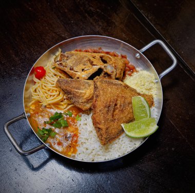 Brezilya usulü kızarmış balık, pirinç ve püre.