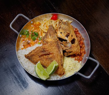 Brezilya usulü kızarmış balık, pirinç ve püre.