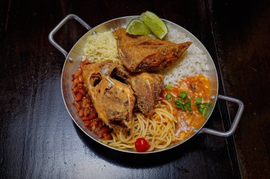 Brezilya usulü kızarmış balık, pirinç ve püre.