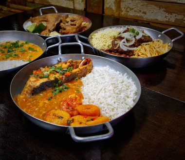 Brezilya usulü kızarmış balık, pirinç ve püre.