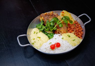 Brezilya bifteği, su tereli öküz kuyruğu, fasulye, farofa, pirinç ve biber.