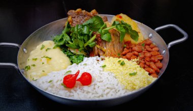 Brezilya bifteği, su tereli öküz kuyruğu, fasulye, farofa, pirinç ve biber.