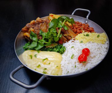 Brezilya bifteği, su tereli öküz kuyruğu, fasulye, farofa, pirinç ve biber.