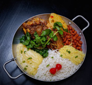 Brezilya bifteği, su tereli öküz kuyruğu, fasulye, farofa, pirinç ve biber.