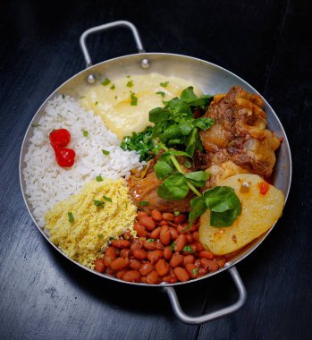 Brezilya bifteği, su tereli öküz kuyruğu, fasulye, farofa, pirinç ve biber.