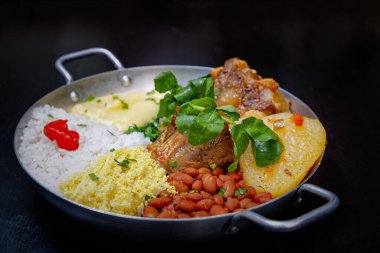 Brezilya bifteği, su tereli öküz kuyruğu, fasulye, farofa, pirinç ve biber.