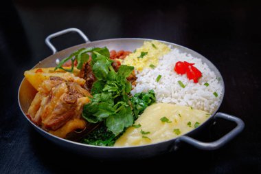 Brezilya bifteği, su tereli öküz kuyruğu, fasulye, farofa, pirinç ve biber.