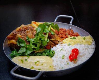 Brezilya bifteği, su tereli öküz kuyruğu, fasulye, farofa, pirinç ve biber.