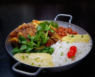 Brezilya bifteği, su tereli öküz kuyruğu, fasulye, farofa, pirinç ve biber.