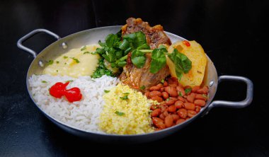 Brezilya bifteği, su tereli öküz kuyruğu, fasulye, farofa, pirinç ve biber.