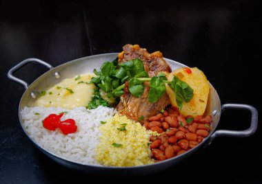 Brezilya bifteği, su tereli öküz kuyruğu, fasulye, farofa, pirinç ve biber.