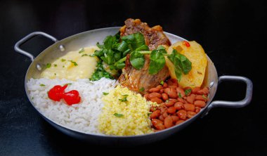 Brezilya bifteği, su tereli öküz kuyruğu, fasulye, farofa, pirinç ve biber.