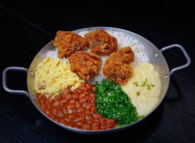 Kızarmış patatesli tavuk ve tavada karnabahar.