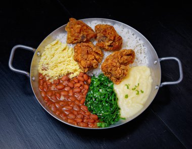 Kızarmış patatesli tavuk ve tavada karnabahar.