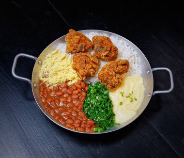 Kızarmış patatesli tavuk ve tavada karnabahar.