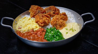 Kızarmış patatesli tavuk ve tavada karnabahar.